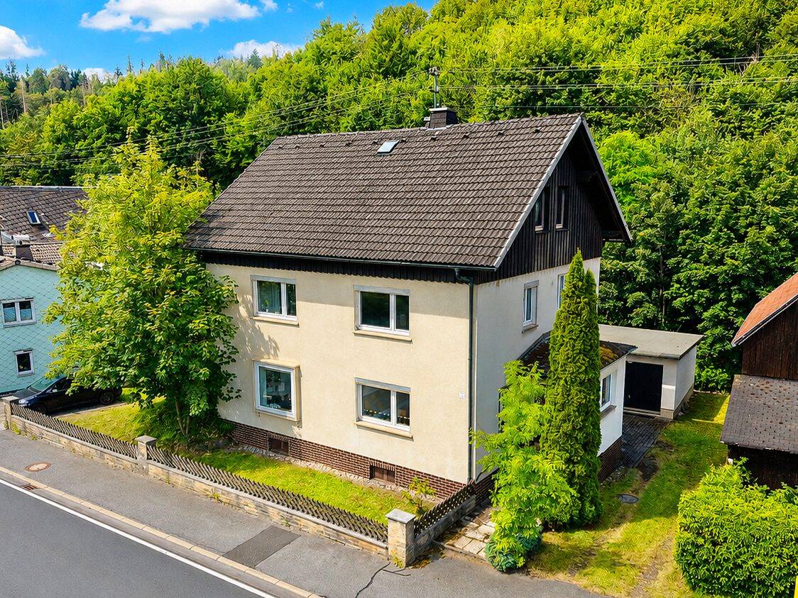 Großes Zweifamilienhaus mit Garten in Pressig OT Förtschendorf, 96332 Pressig