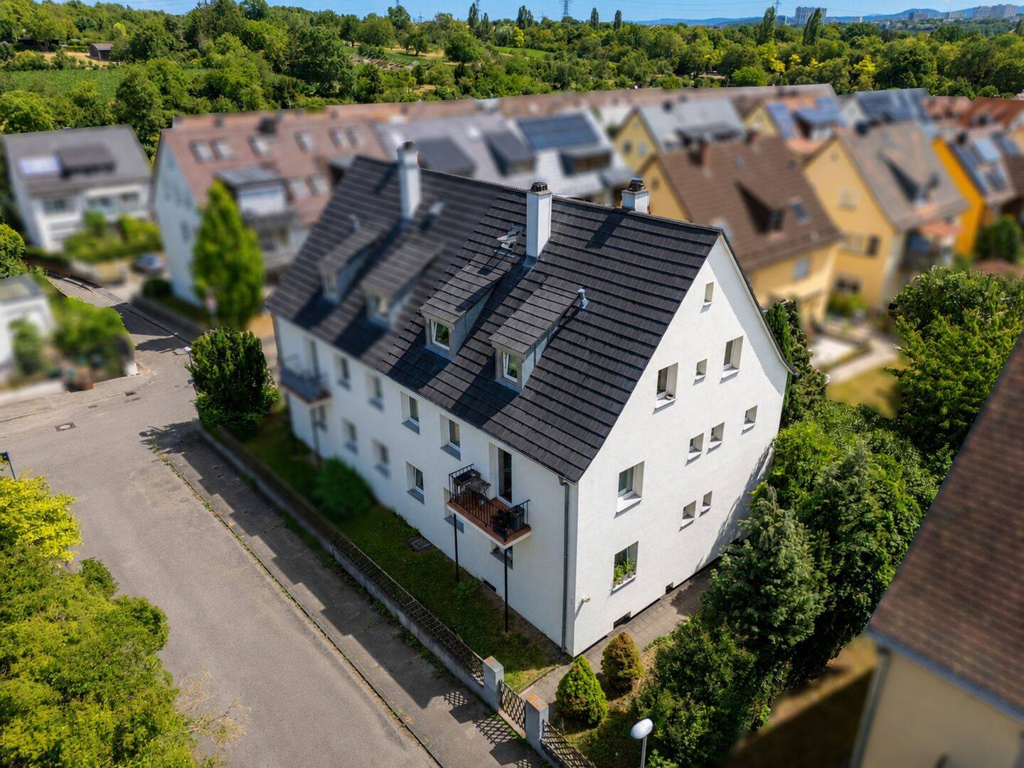 GELEGENHEIT: MFH-DHH mit 3 WE & kleiner Garten in familienfreundlicher Lage von Zuffenhausen!, 70435 Stuttgart (Stammheim Zuffenhausen)