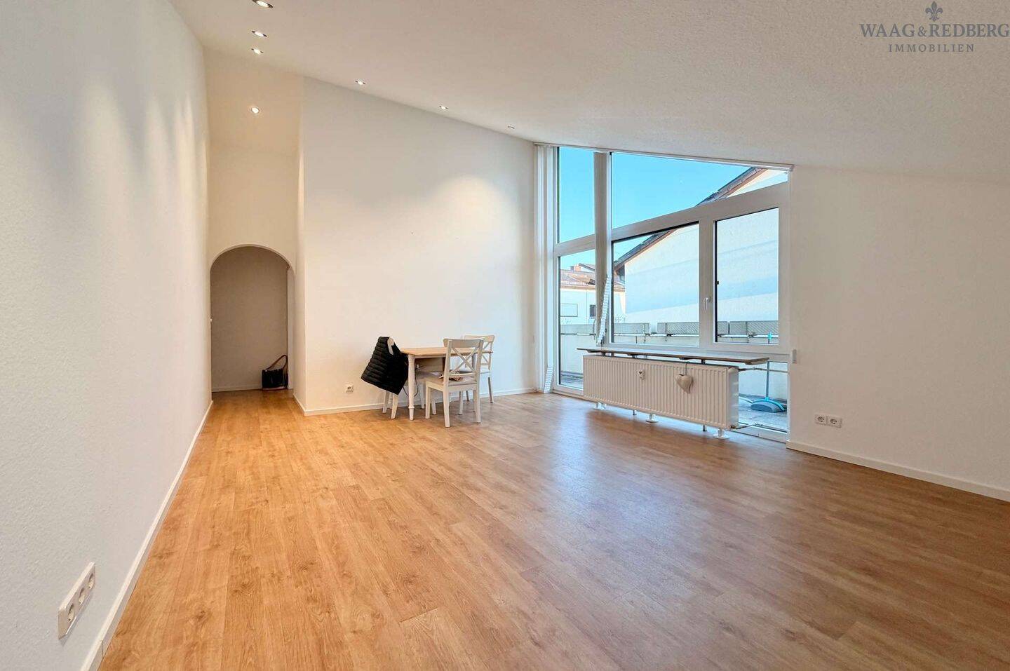 Sanierte 2-Zimmer-Wohnung in ruhiger Lage mit Balkon, 70469 Stuttgart (Feuerbach Zuffenhausen)
