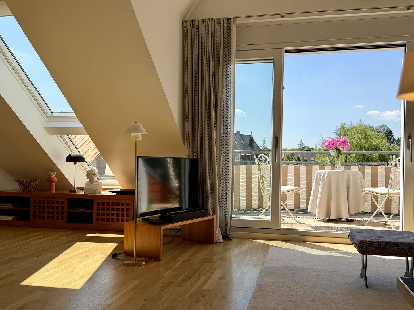 Refugium – Wohntraum im Dachgeschoss mit luxuriöser Ausstattung in unwiederbringlicher Lage, 80638 München (Moosach Neuhausen-Nymphenburg)