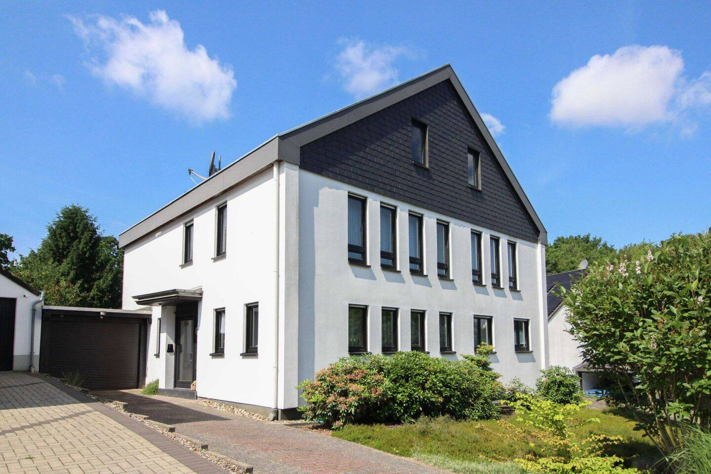 Großzügiges Familiendomizil mit Traumgarten, Ausbaureserve und bester Anbindung an Düsseldorf, 42781 Haan