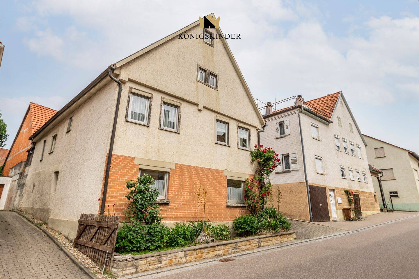 Vielfalt trifft Potenzial: Zweifamilienhaus mit beeindruckender Scheune in idyllischer Lage, 74394 Hessigheim