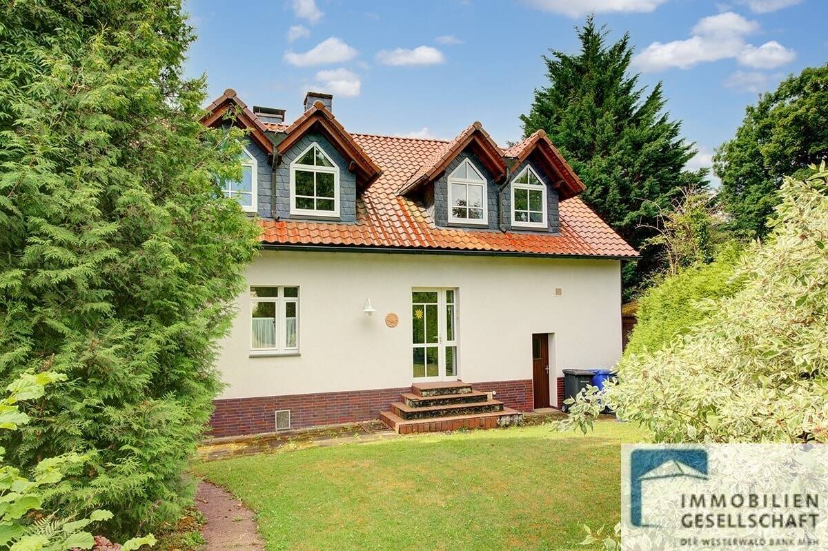 Schönes Landhaus mit herrlichem Gartengrundstück, einem Garagennebengebäude mitten im Grünen, 57537 Forst