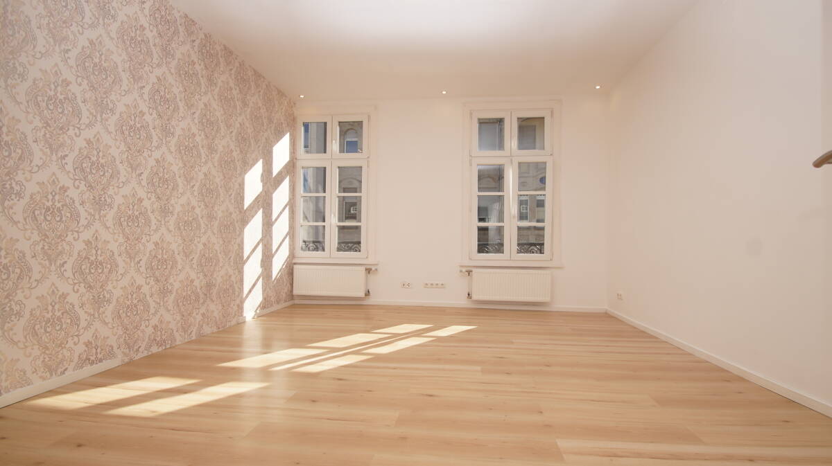 HISTORIC DOWNTOWN APARTMENT! approx. 107 M² of space, 4 room, 3 bed, 1 bath, and garage, 65185 Wiesbaden (Wiesbaden)