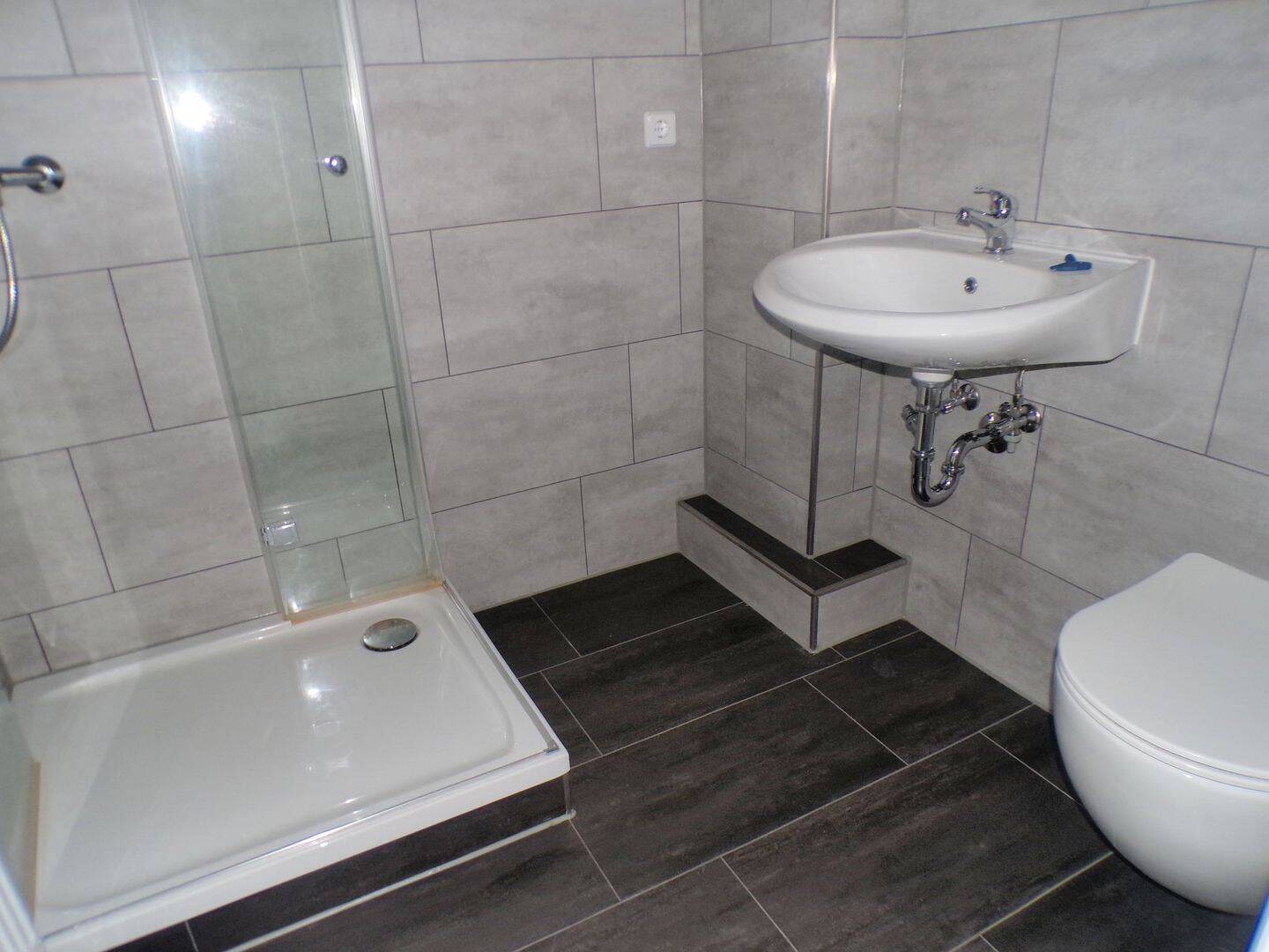 ** mit Balkon + Fahrstuhl ** Für ältere Personen geeignet ** 1 Zimmer Apartment zu vermieten!, 8412 Werdau