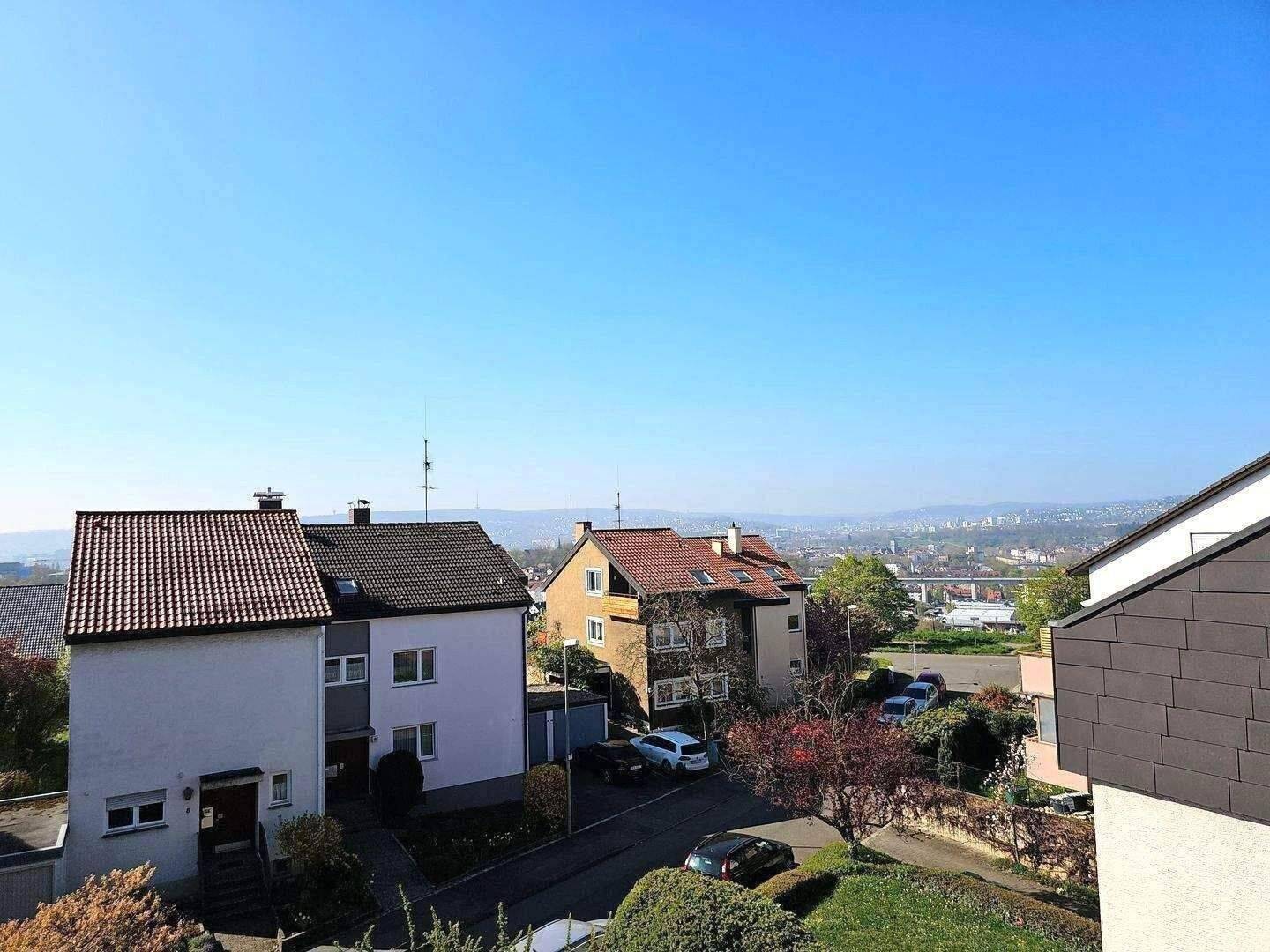 Attraktive 3,5-Zimmer-Dachgeschosswohnung mit sonniger Dachterrasse, Fernblick und Garage in Stuttgart-Muckensturm, 70374 Stuttgart (Bad Cannstatt Sommerrain)