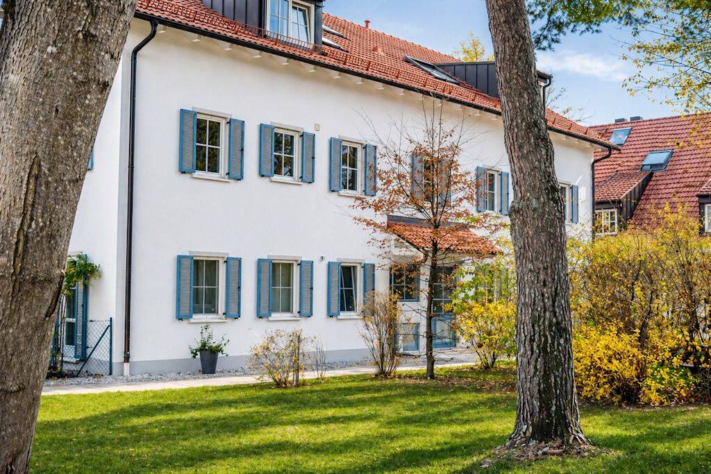 Kreative Dachgeschosswohnung mit Balkon – ruhig und zentral in München-Daglfing