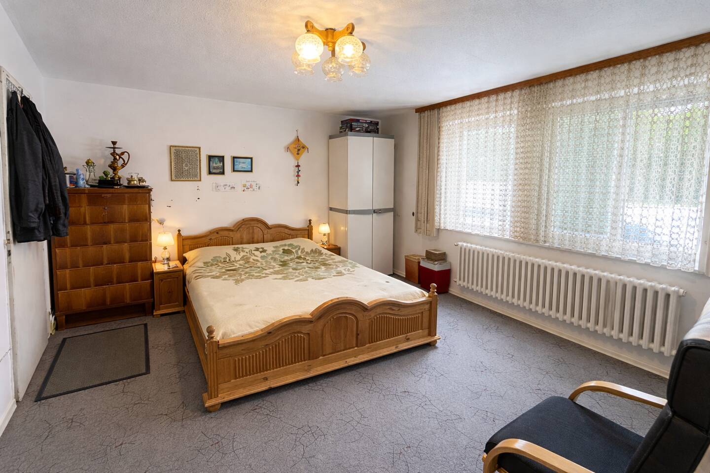 Platz für die Familie: 6 Zimmer, ausgebauter Dachbereich, Vollkeller und 3 Garagen, 73431 Aalen