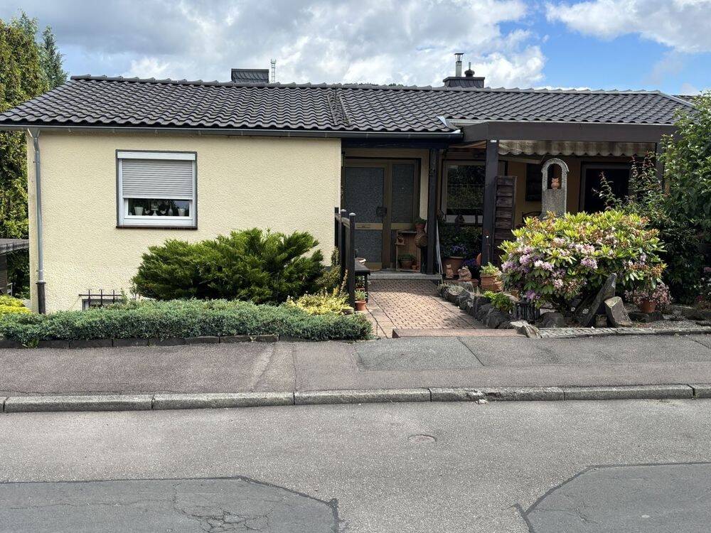 Einfamilienhaus (Haushälfte) mit Einliegerwohnung: Ein Zuhause mit Charme und vielen Möglichkeiten, 51674 Wiehl