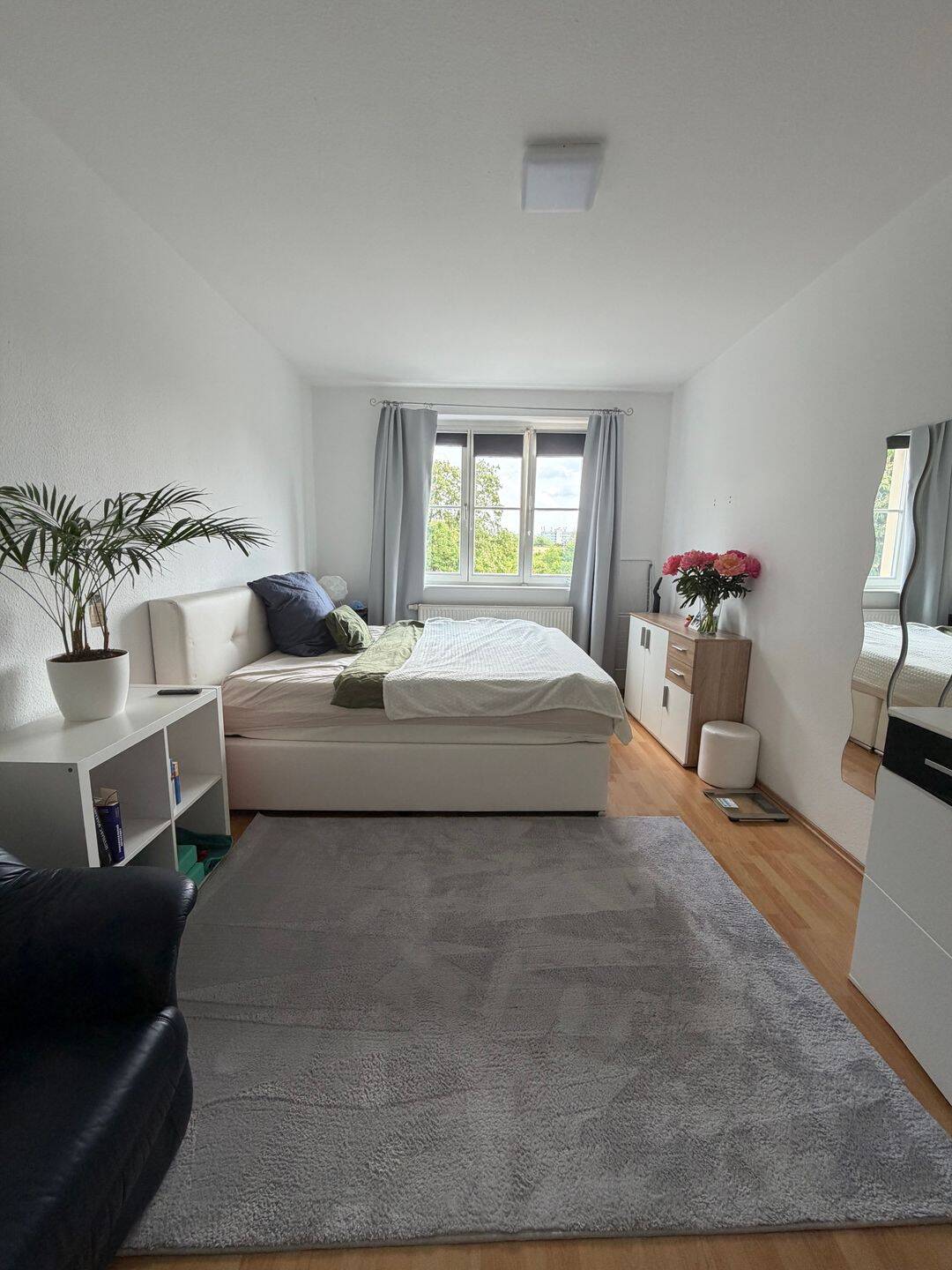 2 Zimmerwohnung 1300  S-Bahn Lichtenberg voll möbliert ab sofort, 10315 Berlin (Lichtenberg Hohenschönhausen Friedrichsfelde Kleingartenanlage Bielefeld Kleingartenanlage Mühlenberg)
