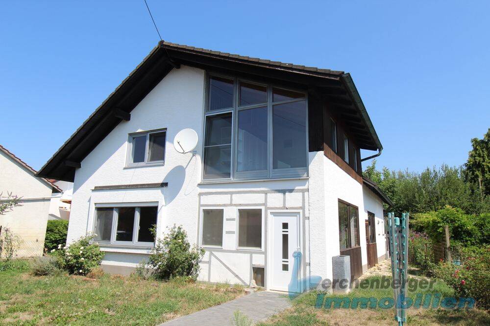 Großes Einfamilienhaus für zwei Generationen mit Garten in Eichendorf, 94428 Eichendorf
