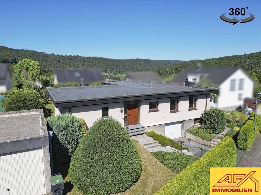 Schicker Bungalow, Einfamilienhaus mit kleiner ELW, mit Garagen und Garten, 59821 Arnsberg