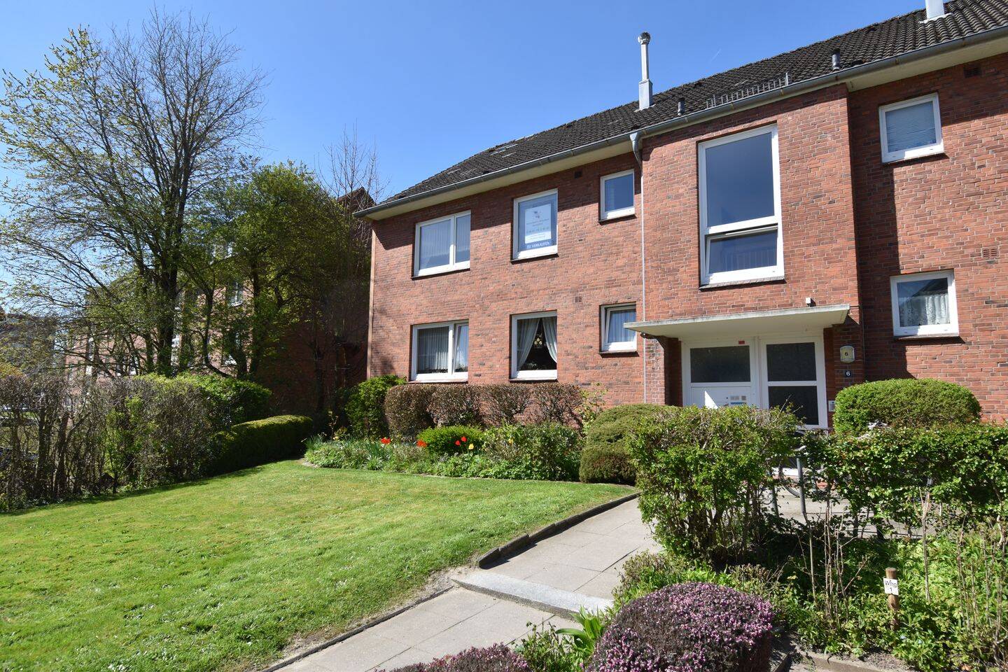 Bezugsfreie, helle 3-Zimmer-Wohnung mit Balkon in zentrumsnaher Lage von Husum, mit PKW-Stellplatz, 25813 Husum