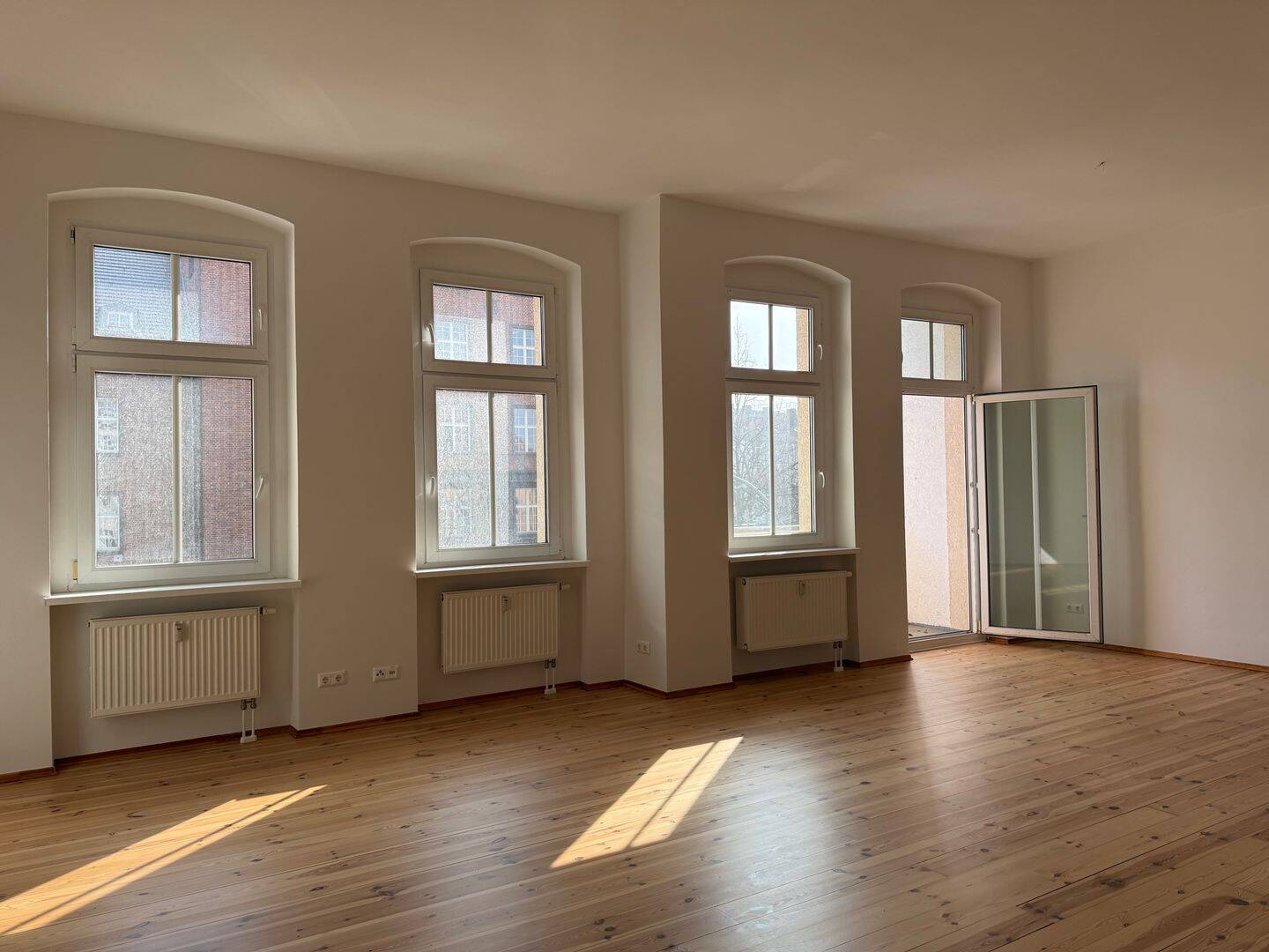 Provisionsfrei & bezugsfrei | Wunderschön renovierte 3-Zimmer-Wohnung mit Balkon & Aufzug!