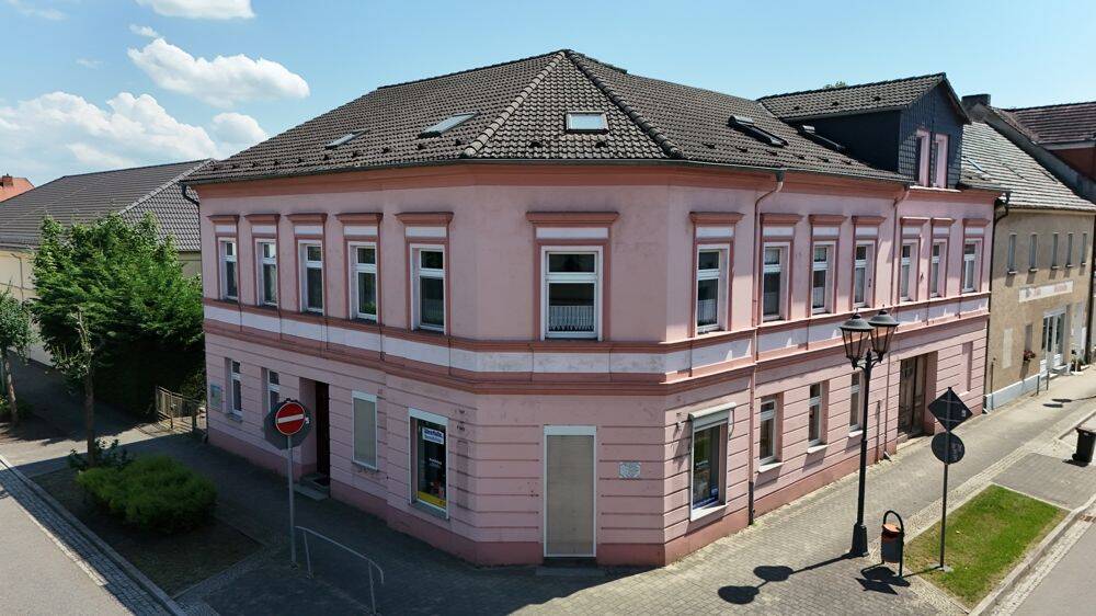 Wohnen, vermieten, verwirklichen: Wohn- & Geschäftshaus (374 m2) mit Garage im Herzen von Altdöbern, 3229 Altdöbern
