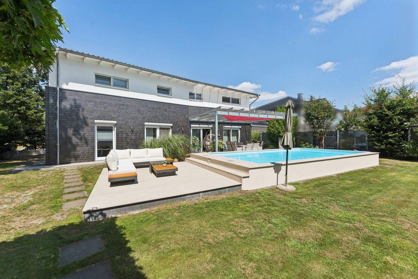 Design, Komfort & Wellness: Top-gepflegtes Zweifamilienhaus mit Pool & Sauna in Hövelhof, 33161 Hövelhof