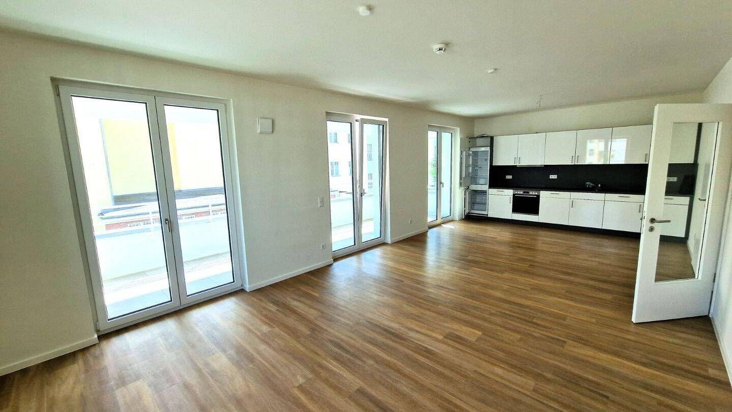 4 Zimmerwohnung mit Balkon (Südausrichtung)/Einbauküche/Dusch & Wannenbad, 12103 Berlin (Tempelhof-Schöneberg Mariendorf Schöneberg Tempelhof)