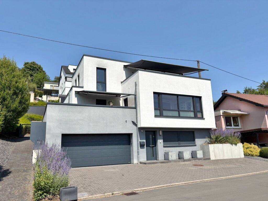 **Modernes Traumhaus mit Weitblick – großzügiges Wohnen auf drei Ebenen nahe Luxemburg**, 54669 Bollendorf
