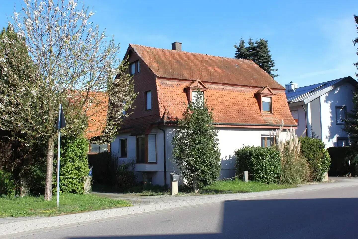 Großzügiges Familienhaus mit Garten und Scheune im Ortskern, 76477 Elchesheim-Illingen