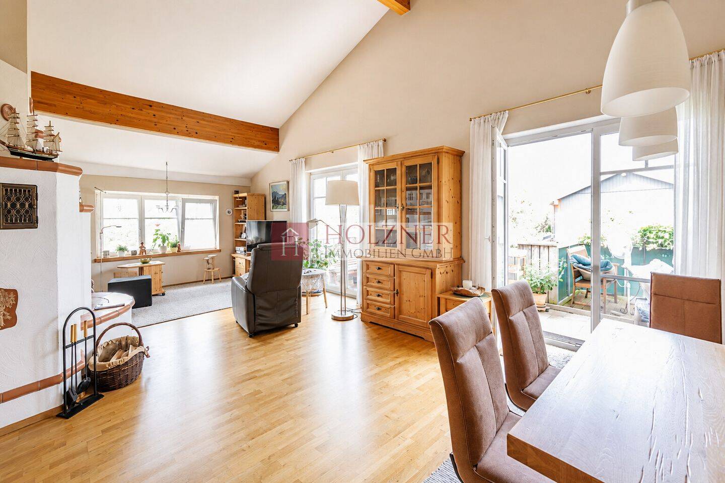 Ein Zuhause zum Wohlfühlen – Stilvolle Etagenwohnung mit Kaminofen und sonnigem Balkon, 84032 Landshut (Industriegebiet Wolfgang)