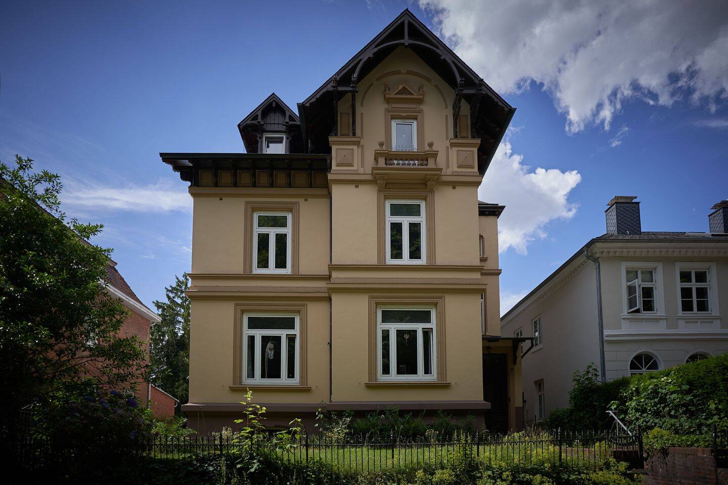 Denkmalgeschütztes, repräsentatives Stadthaus – ca. 300 qm Wohnfl., 3 vermietete Wohneinheiten, davon 1 frei ab 11/2026, 25421 Pinneberg