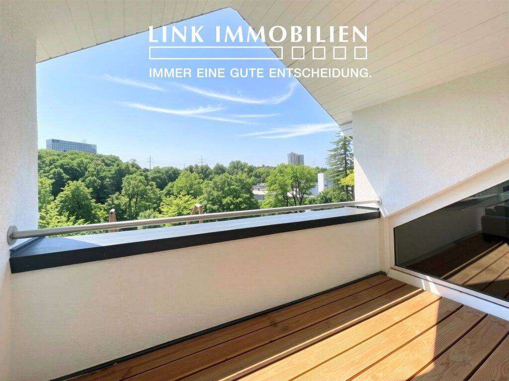 Sonnig und Naturnah: Attraktive 3-Zi.-Dachgeschosswohnung mit Einzelgarage und Weitblick, 70567 Stuttgart (Möhringen)