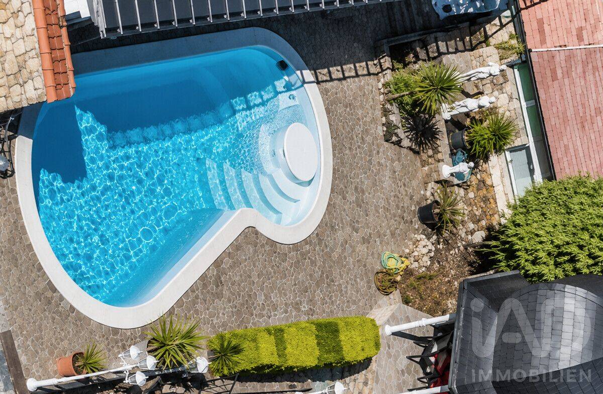 210 m² Wohnen (3 Einheiten) + 247 m² Extraräume + Nebengebäude & Wellnessoase auf 903 m², 97297 Waldbüttelbrunn
