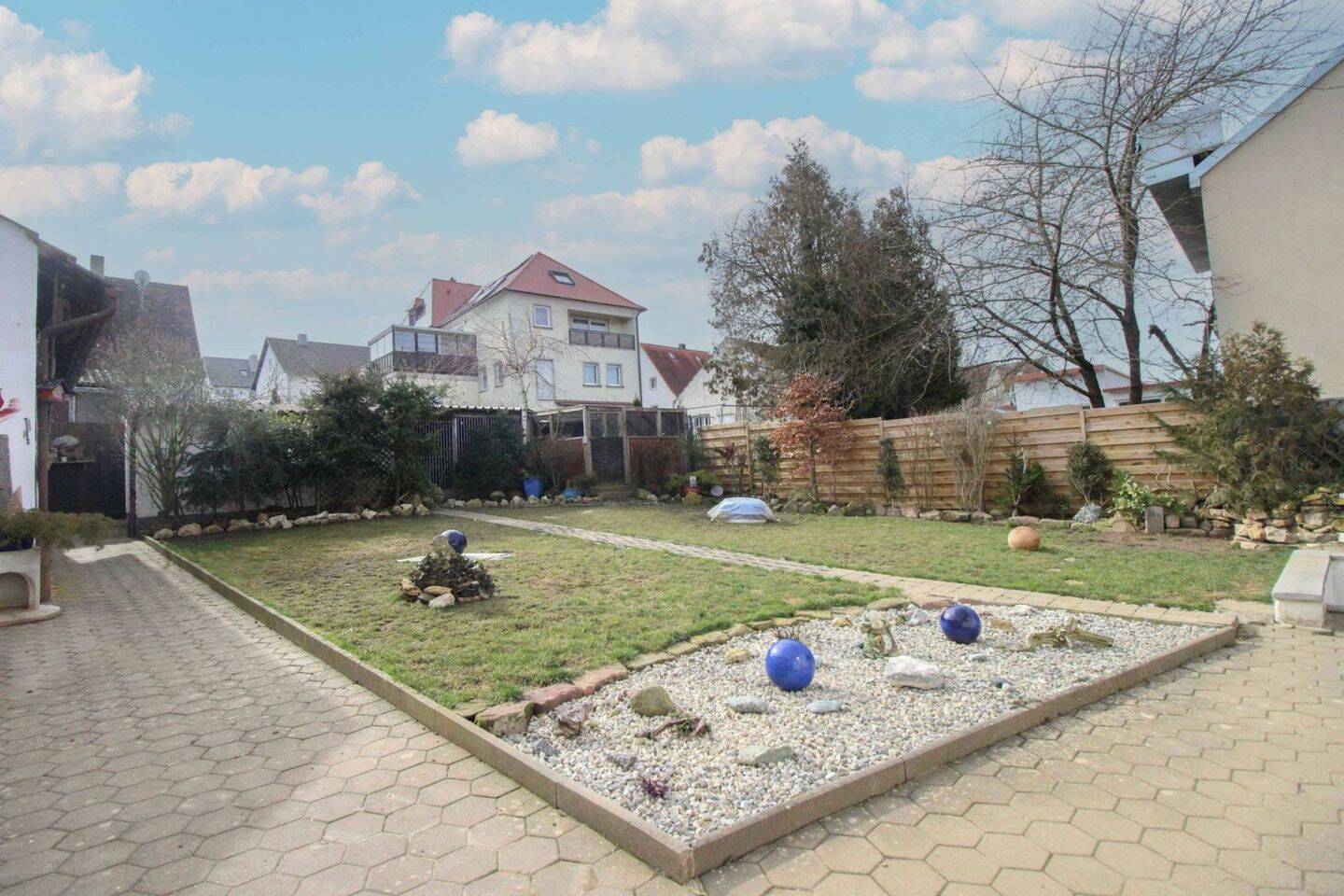 Familienglück mit Garten, Doppelgarage & ausgebautem Dachgeschoss – sofort bezugsfrei!, 97215 Uffenheim