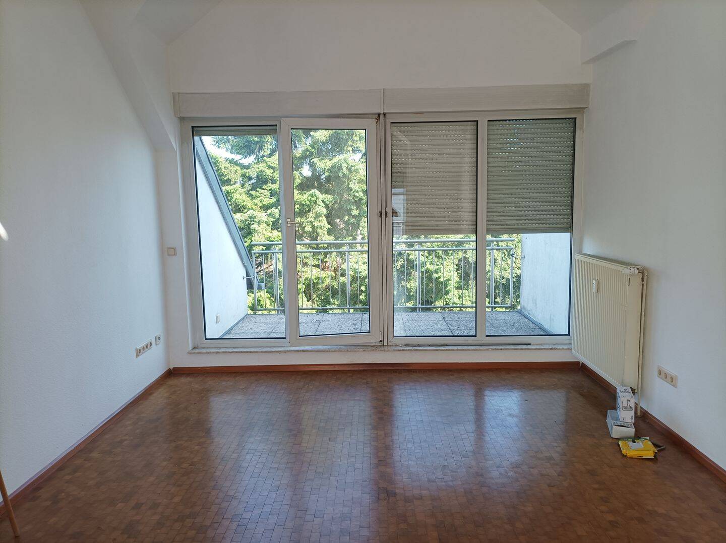 Charmante 2-Zimmer-Dachgeschosswohnung mit zwei Loggien, Stellplatz und Einbauküche, 66280 Sulzbach/Saar