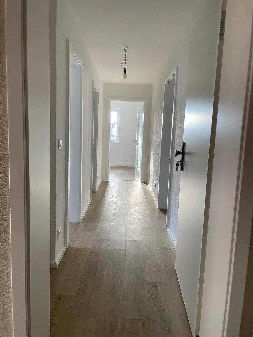 Ihr neu saniertes Zuhause in Schwandorf-Ettmannsdorf: 3-Zimmerwohnung mit Balkon, 92421 Schwandorf