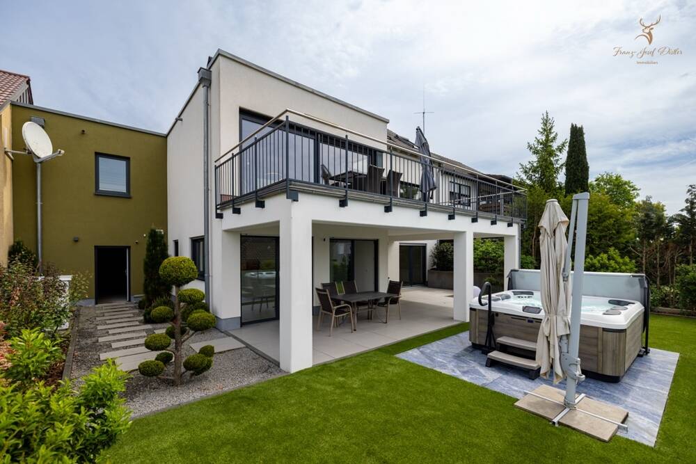 Neuwertiges Einfamilienhaus mit Einliegerwohnung, Fußbodenheizung & Wärmepumpe, 97264 Helmstadt