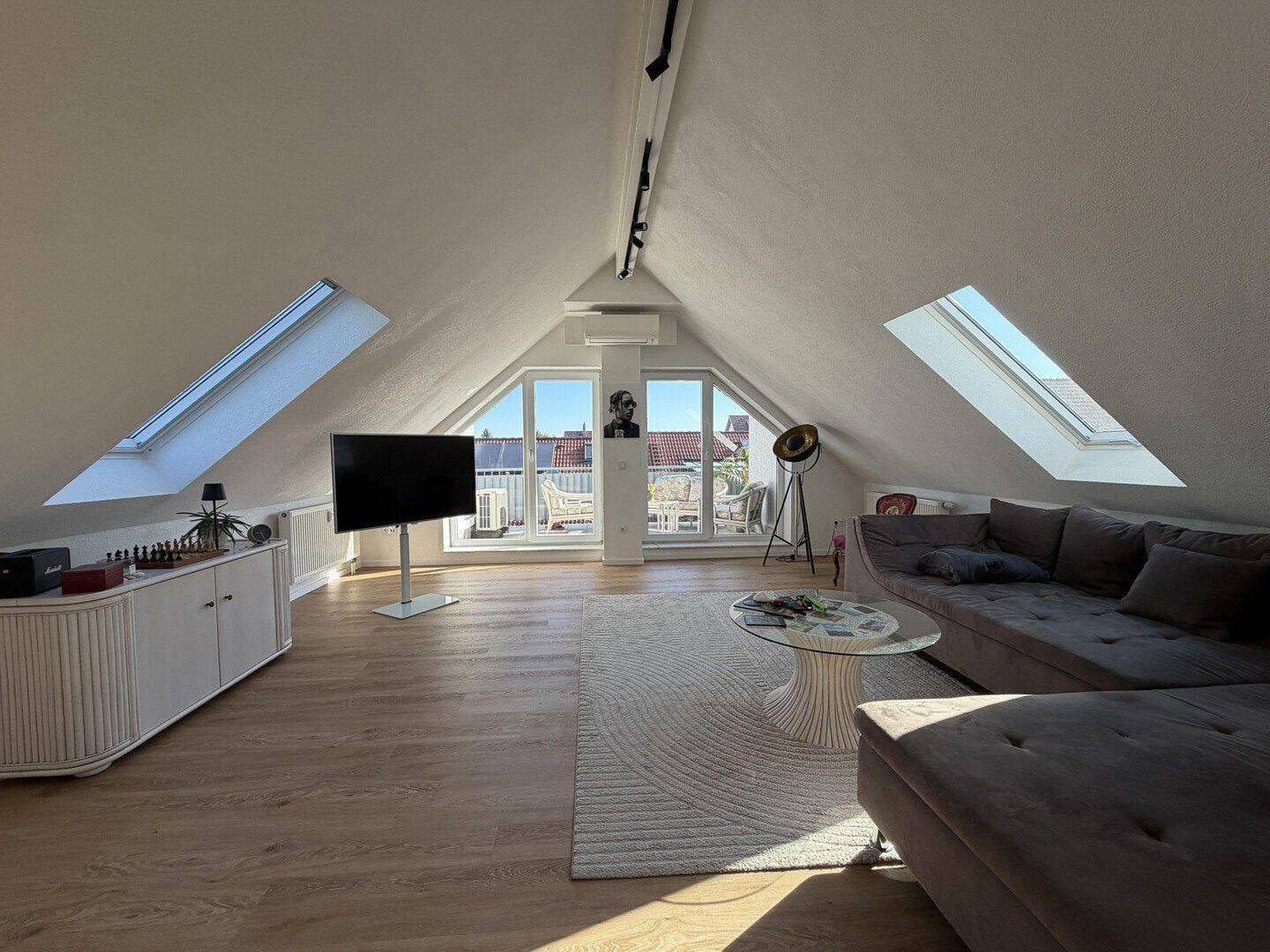 Möbelierte Dachgeschosswohnung mit großem Balkon und hochwertiger Ausstattung, 76646 Bruchsal