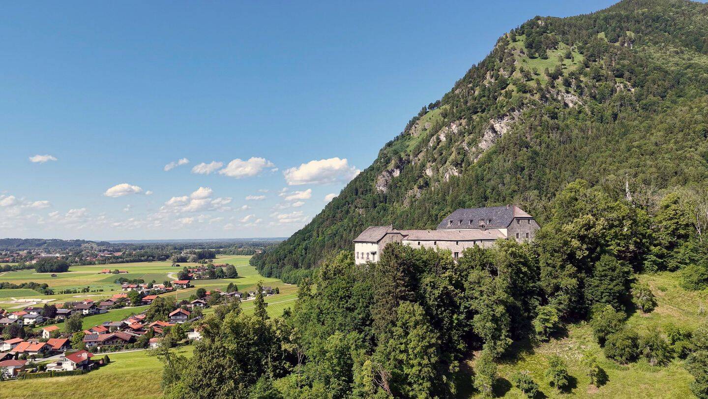 Panoramalage der Extraklasse – Stilvolles Familienanwesen mit unverbaubarem Burgblick in Marquartstein, 83250 Marquartstein