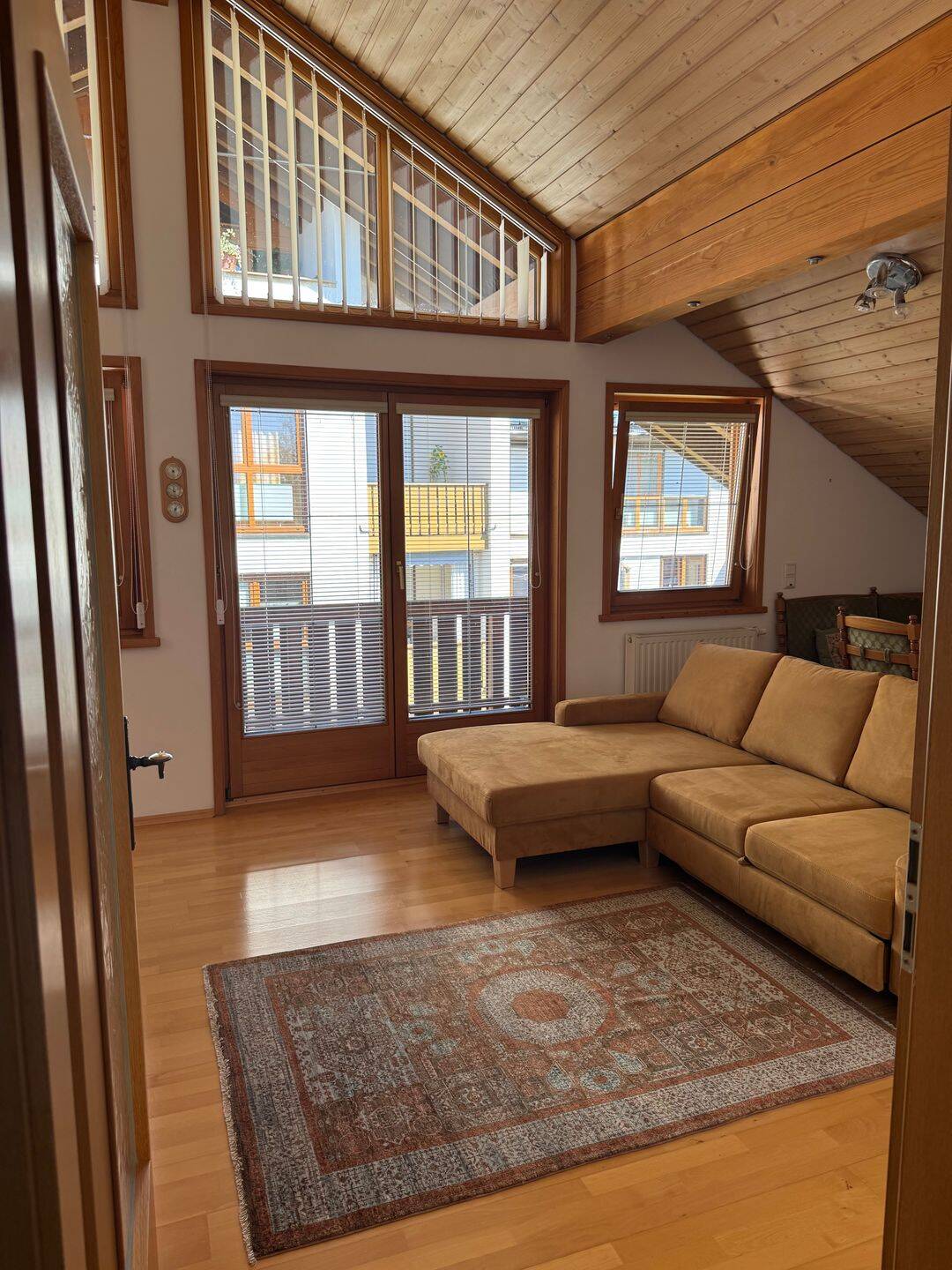Helle und gemütliche 2-Zimmer-Wohnung möbliert und mit schönem Balkon, 83607 Holzkirchen