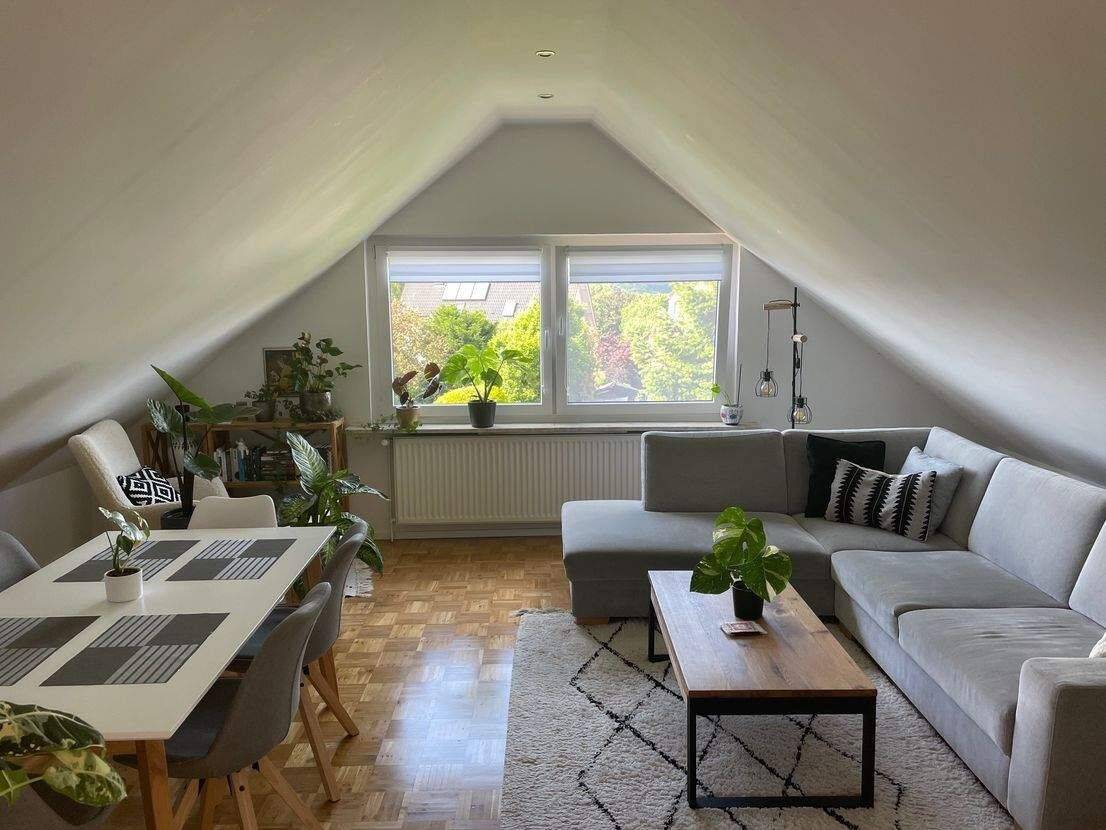 Gemütliche Dachgeschosswohnung mit kleiner Einbauküche, 45289 Essen (Burgaltendorf)