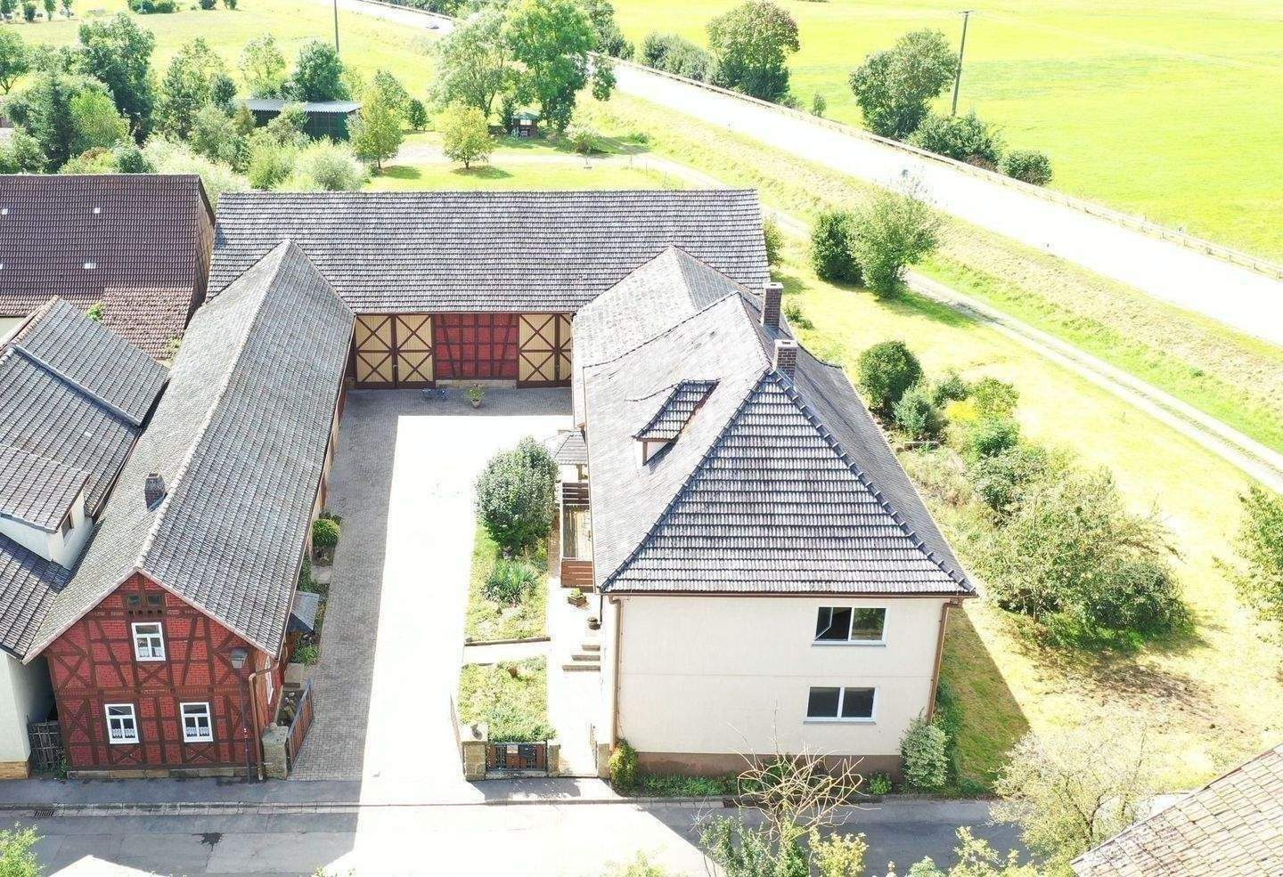 TRAUMHAFTER MÄRCHEN DREISEITENHOF + WOHNHAUS + WOHNUNG (18 PFERDEBOXEN MÖGLICH) oder BAUTRÄGEROBJEKT FÜR WOHNUNGSBAU oder GASTRO FACHWERK REITERHOF, 96274 Itzgrund