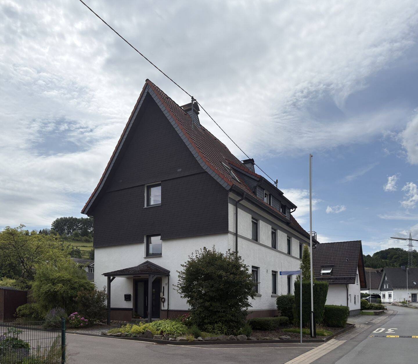 Zweifamilienhaus mit Potenzial – Doppelhaushälfte in ruhiger Lage von Maumke, 57368 Lennestadt
