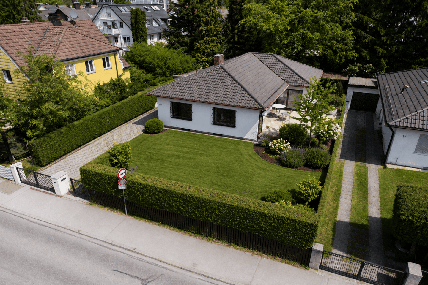 Attraktives Einfamilienhaus mit modernem, offenem Grundriss, Ost- und Westgarten und viel Potenzial, 81249 München (Allach-Untermenzing Aubing-Lochhausen-Langwied Pasing-Obermenzing)