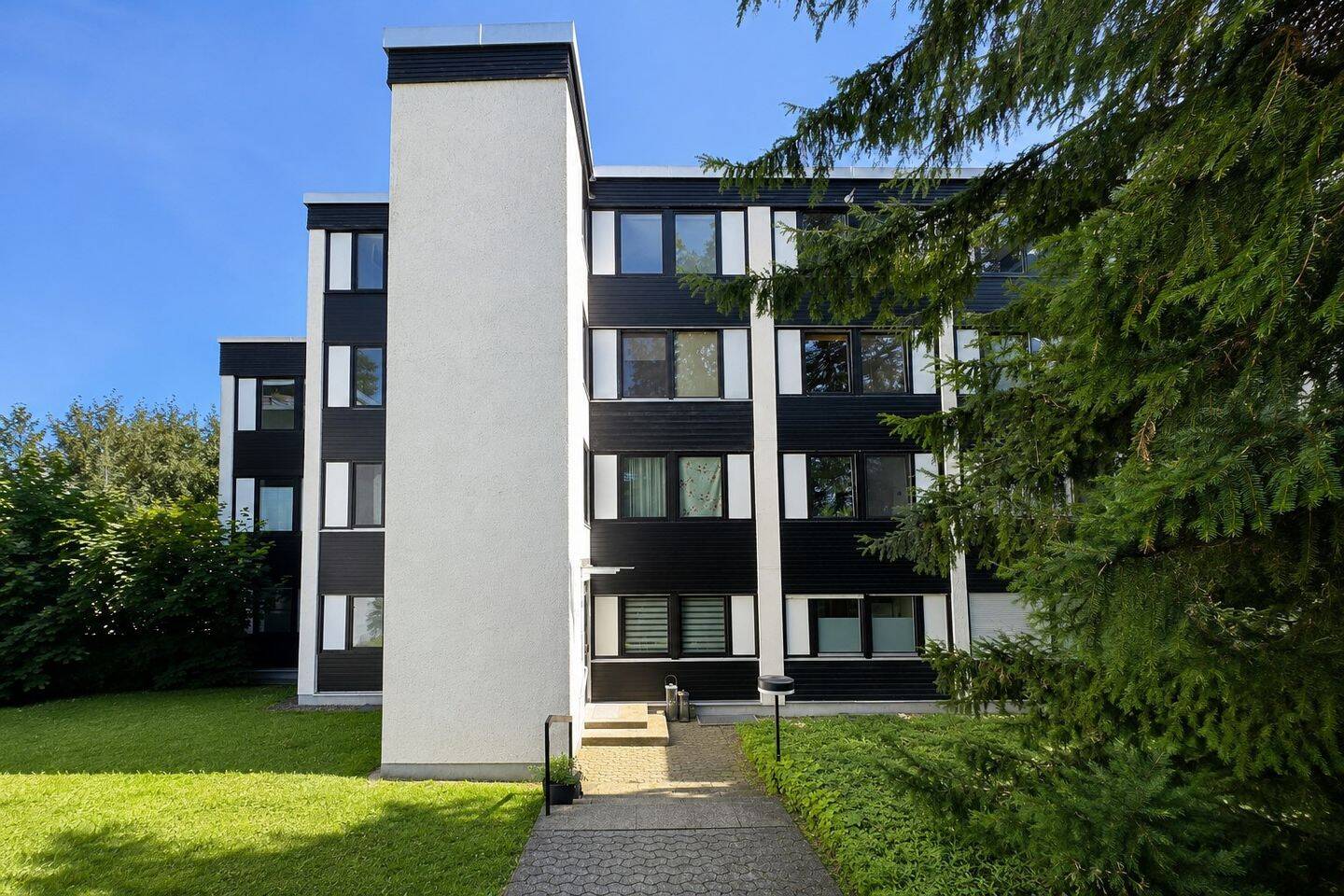 PÖCKING: 3,5-ZIMMER-WOHNUNG ZUM WOHLFÜHLEN MIT BLICK INS GRÜNE, 82343 Pöcking