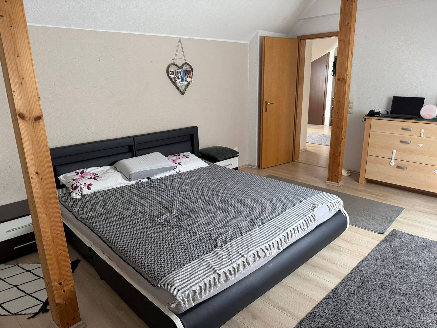Helle 3-Zimmer-Dachgeschosswohnung mit Loggia, Einbauküche und Stellplatz in ruhiger Lage, 33428 Harsewinkel