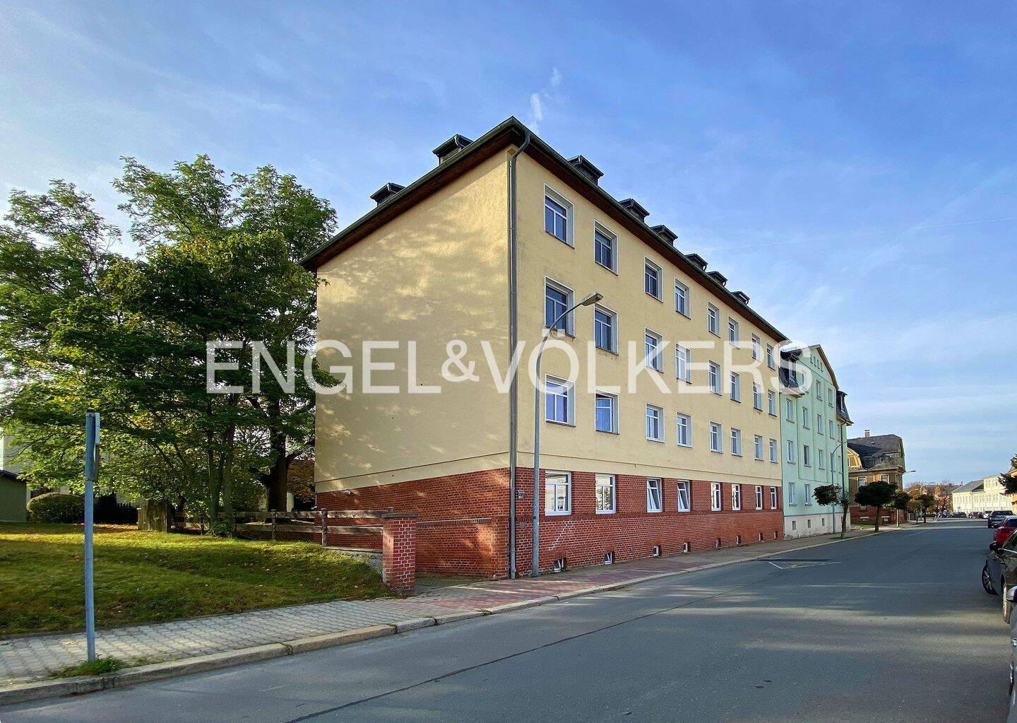 Gepflegtes Mehrfamilienhaus mit Balkonen, 7937 Zeulenroda-Triebes