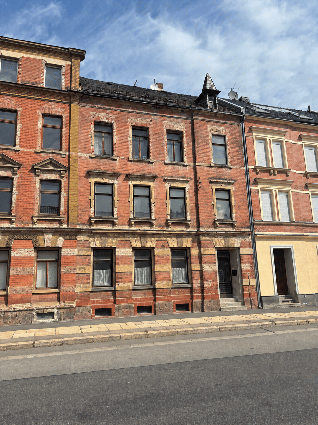 Sanierungsbedürftiges Mehrfamilienhaus, 8371 Glauchau