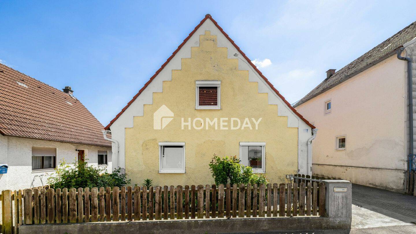 Solides Einfamilienhaus mit 4 Zimmern, Kamin, Garage & Garten wartet auf neue Ideen, 85290 Geisenfeld