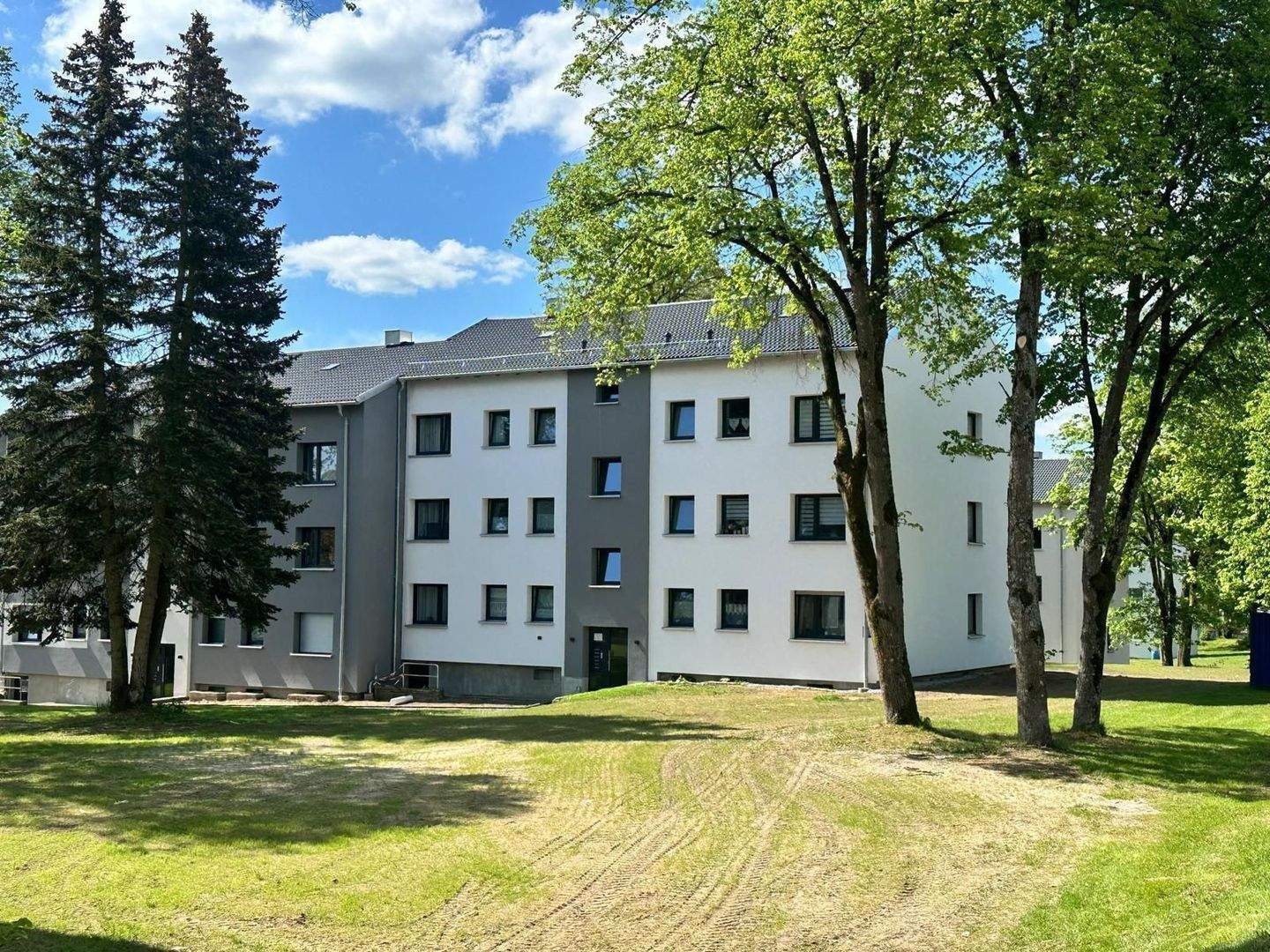 Erdgeschoss-Hochparterre: 2-Zimmerwohnung mit Balkon direkt in OVI *energetisch saniert*, 92526 Oberviechtach