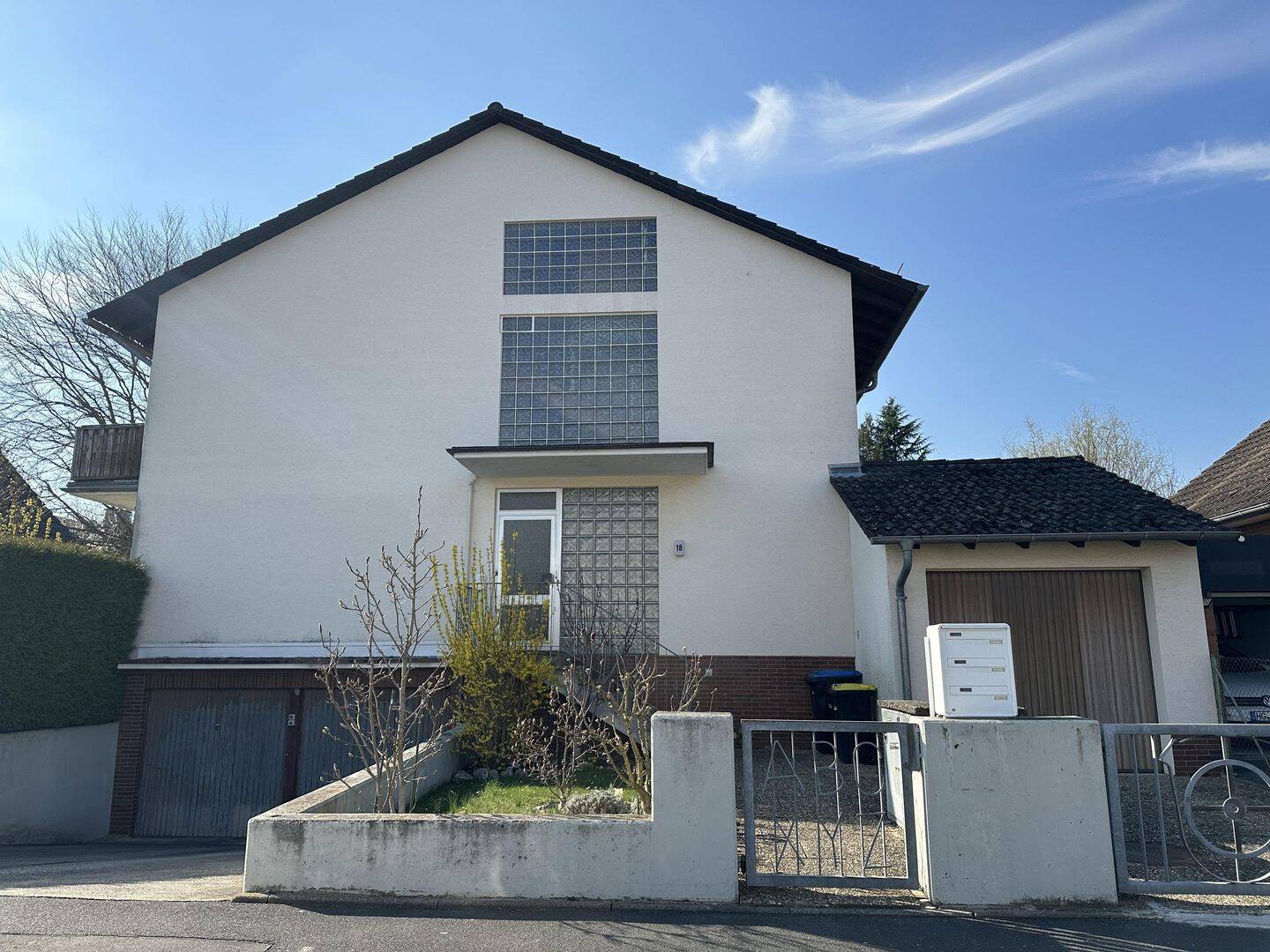 Attraktives Zweifamilienhaus in begehrter Wohnlage von Friedrichsdorf-Köppern, 61381 Friedrichsdorf
