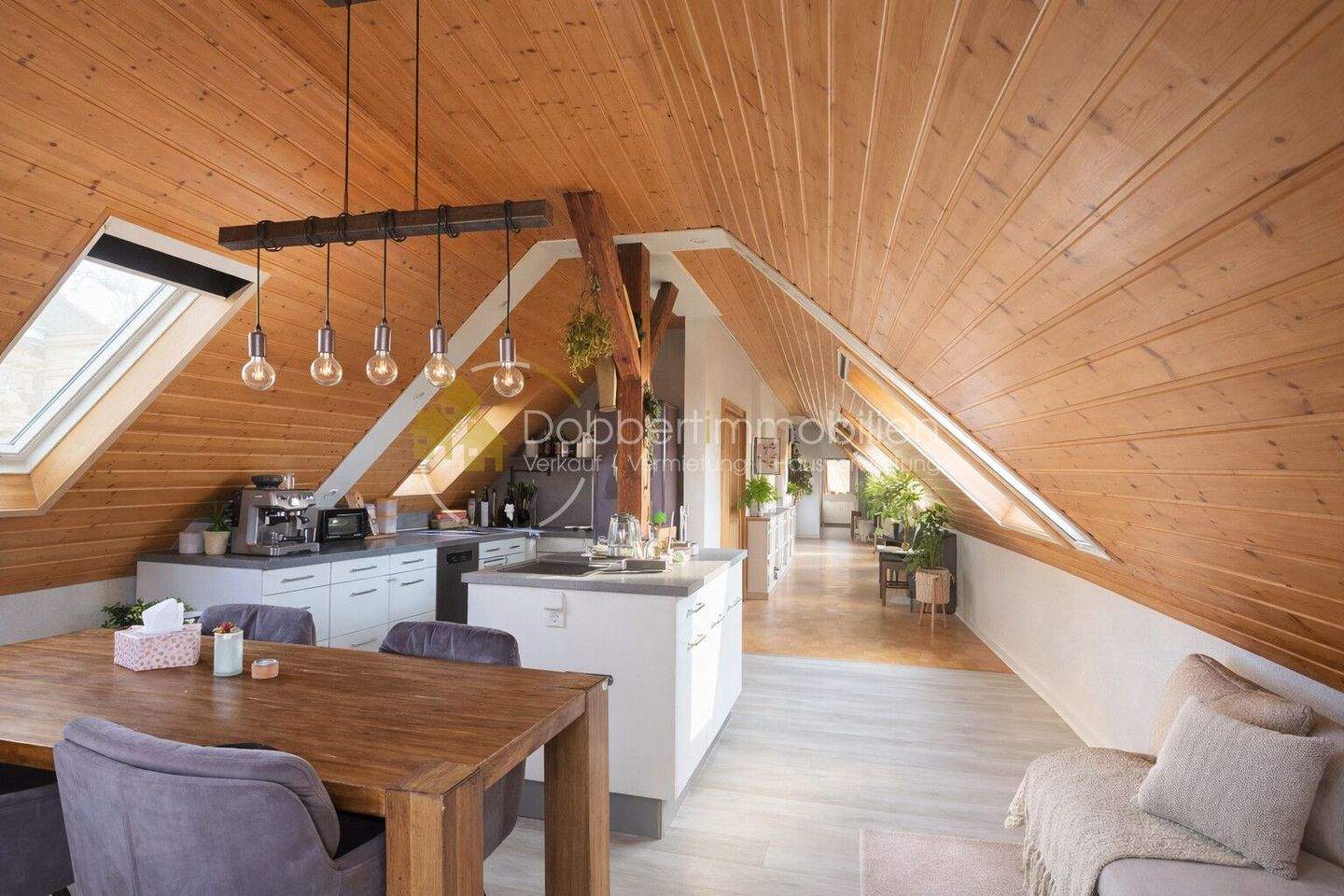 Außergewöhnliche Dachgeschosswohnung mit 3 Balkonen, Holzofen & Garage, 74544 Michelbach an der Bilz