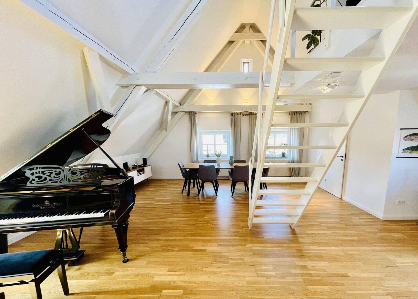 Außergewöhnliches Wohnen! Aufwendig sanierte 3,5-Zimmer-Galeriewohnung im Herzen von Traunstein, 83278 Traunstein