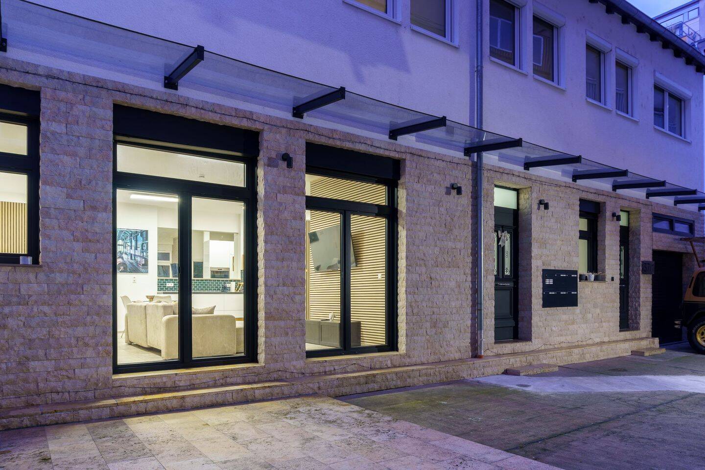 Modernisiertes Wohn- & Geschäftshaus mit Garage in Zentrale Lage von Stuttgart-West, 70176 Stuttgart (Mitte West)