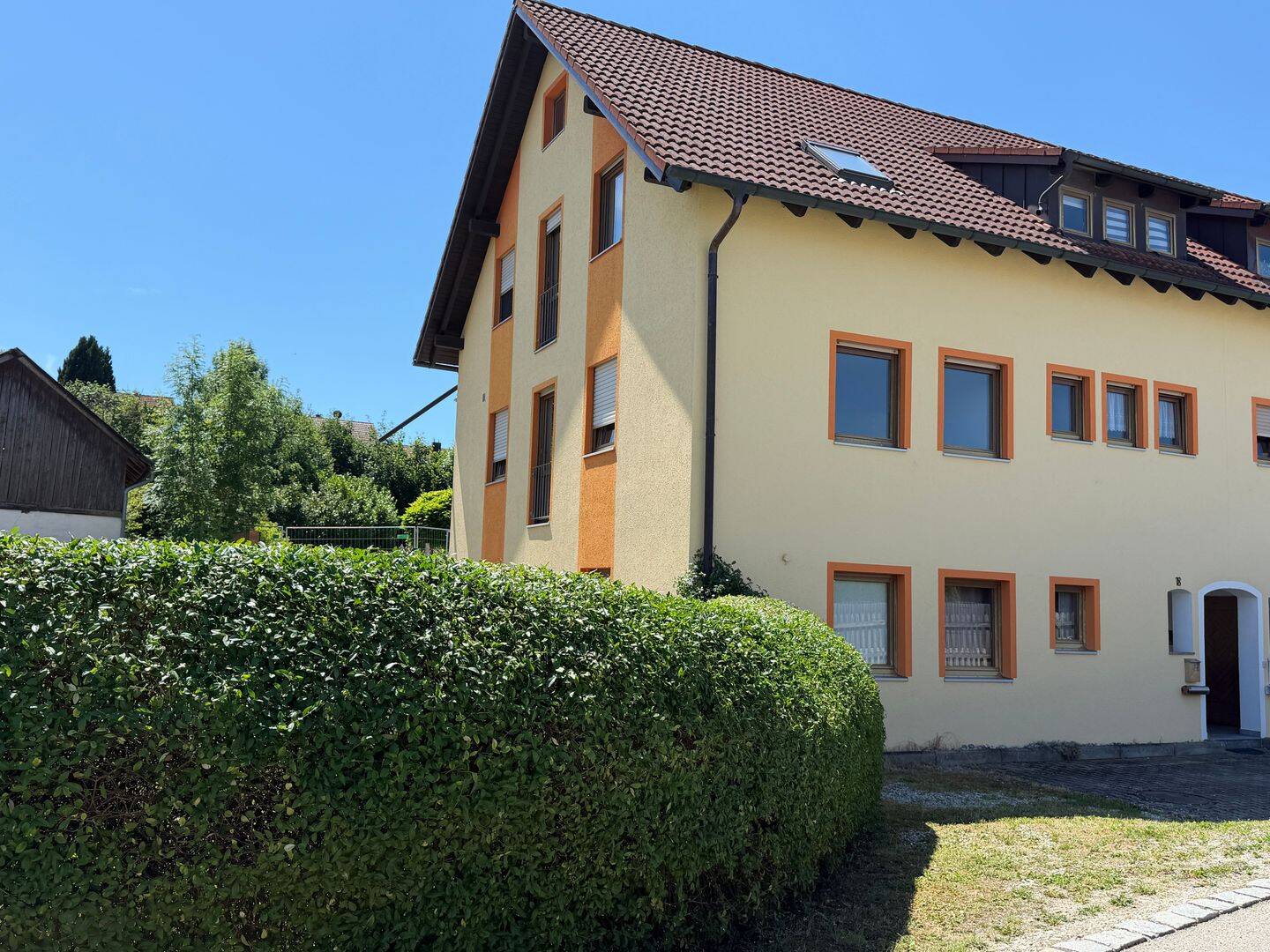 GEPFLEGTE UND SONNIGE DOPPELHAUSHÄLFTE MIT BALKON UND TERRASSE IN BERGHOFEN  – Keine Käuferprovision –, 84174 Eching