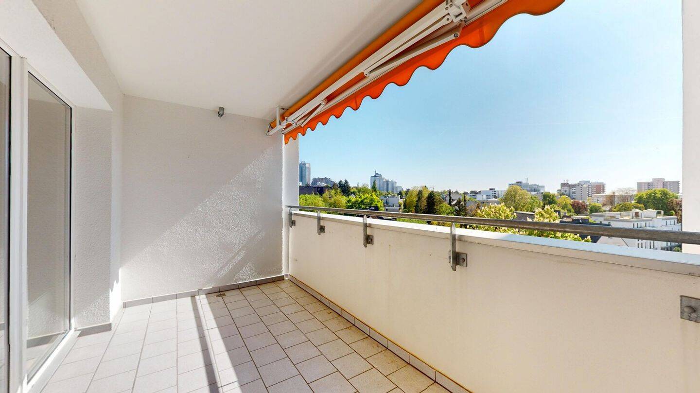Sanierungsbedürftige Dreieinhalb-Zimmer-Wohnung mit Loggia und Stellplatz in top Lage, 60598 Frankfurt am Main (Sachsenhausen)